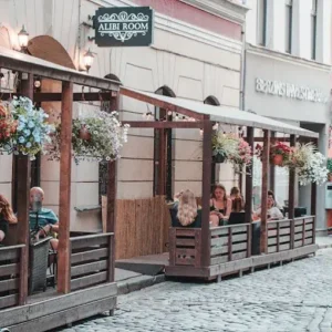 Bary z shishą w Rydze 2026 – najlepsze miejsca na sesję 3 Alibi Room Hookah & Cocktail Bar